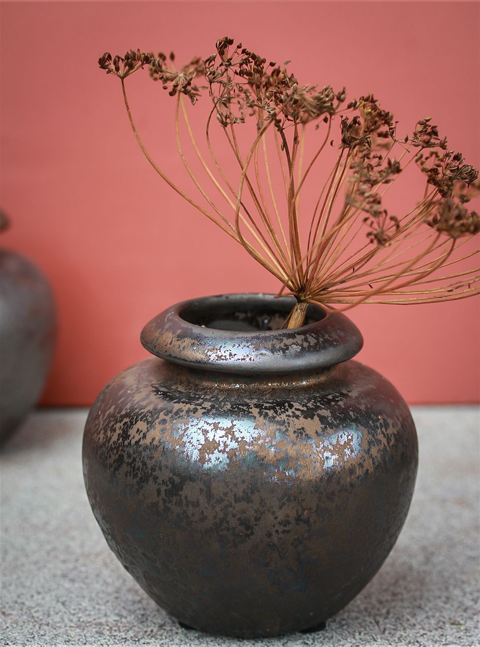 Vase med bronzeglasur