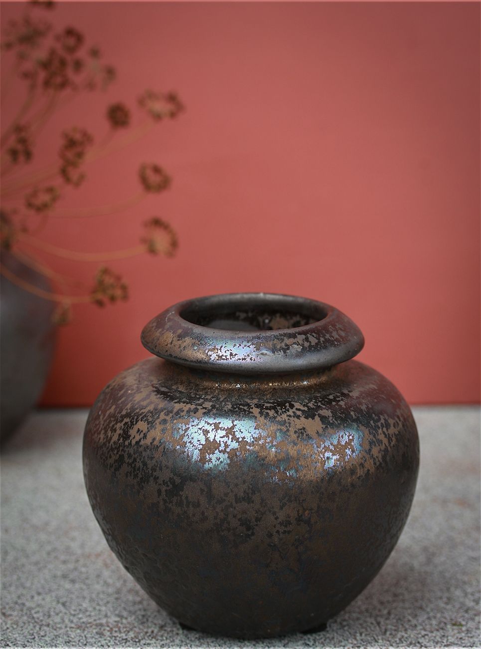 Vase med bronzeglasur