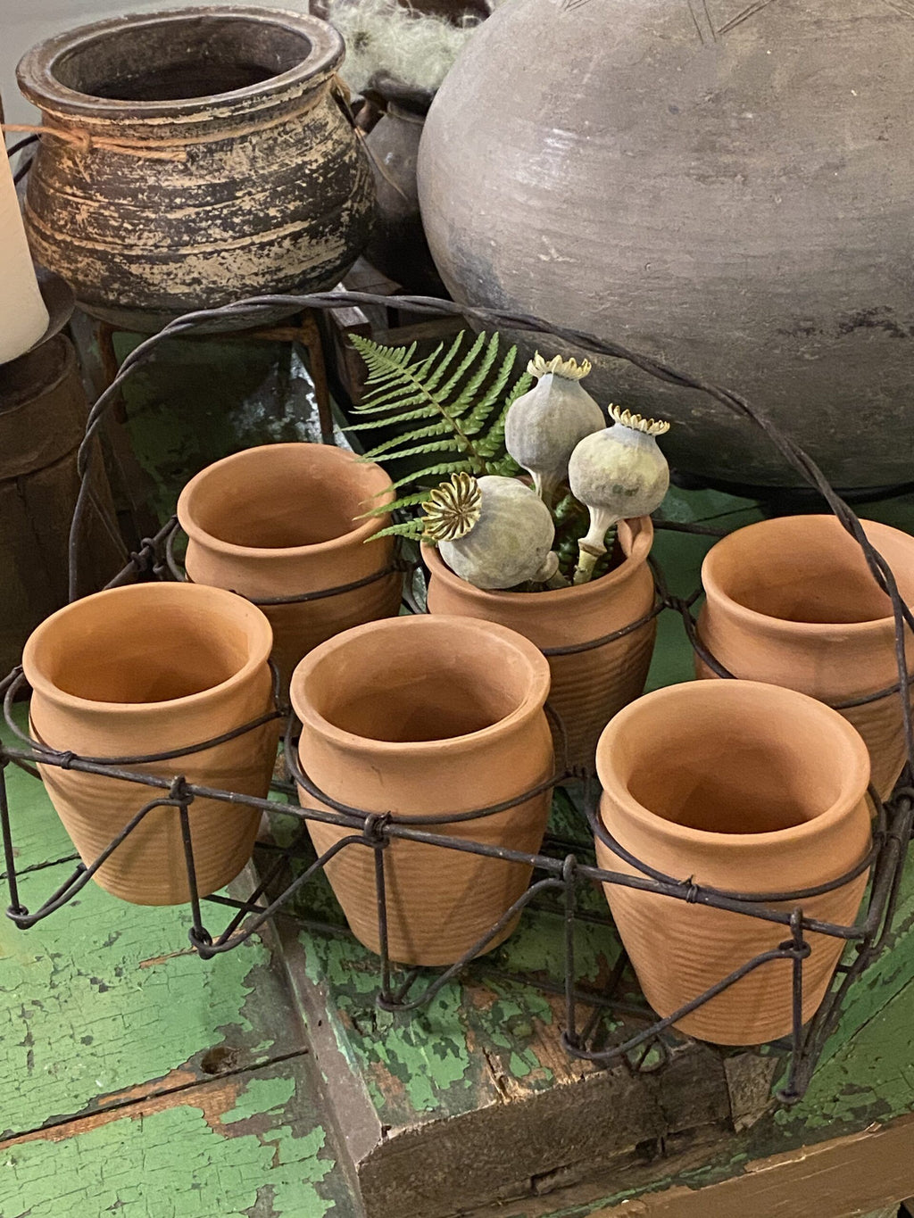 Terracotta potter med jernholder