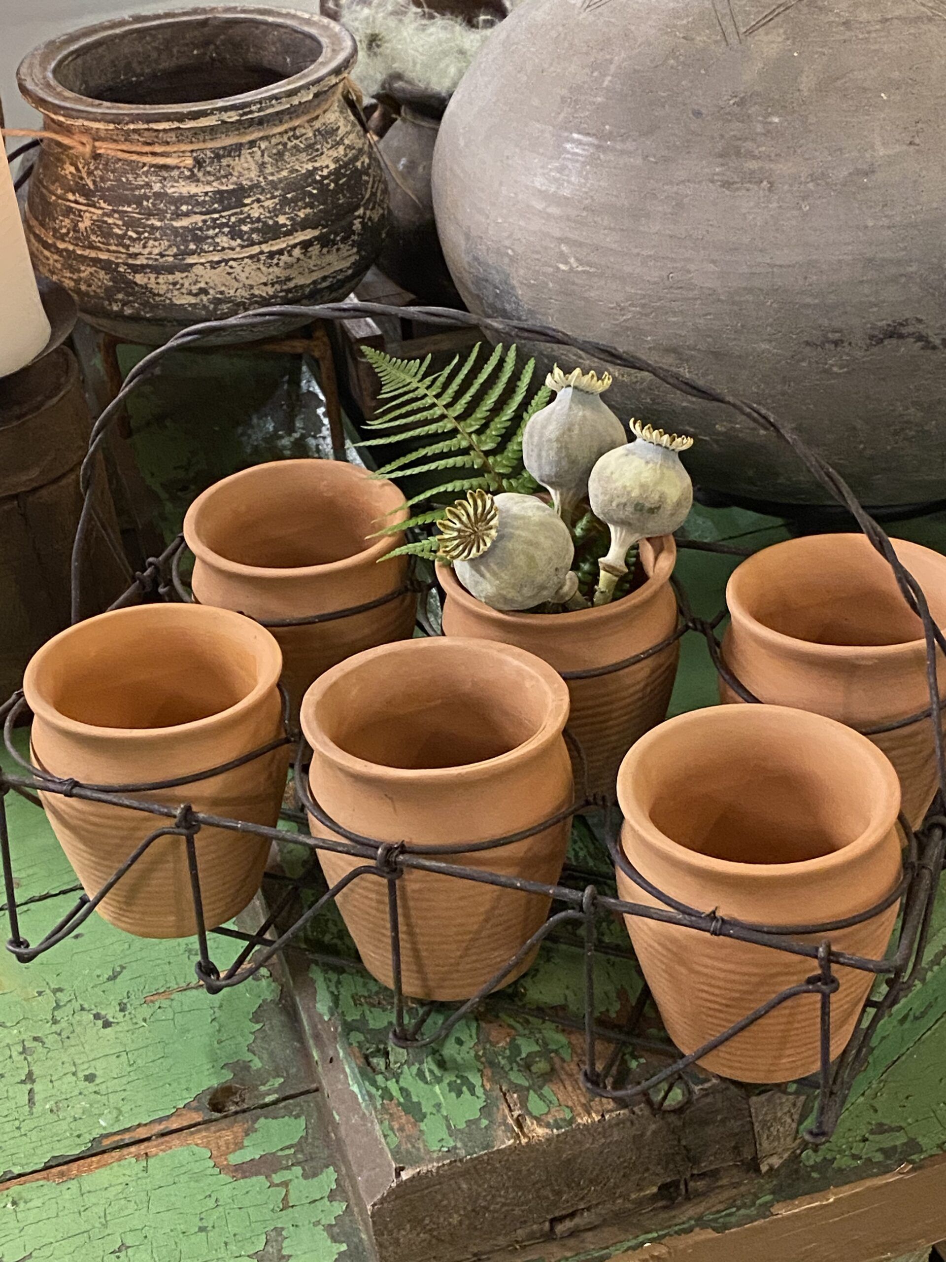 Terracotta potter med jernholder