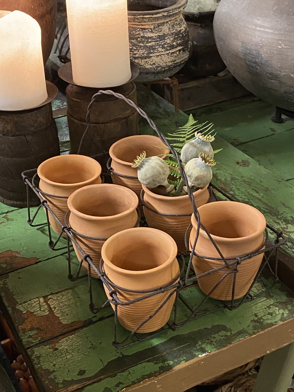 Terracotta potter med jernholder