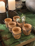 Terracotta potter med jernholder