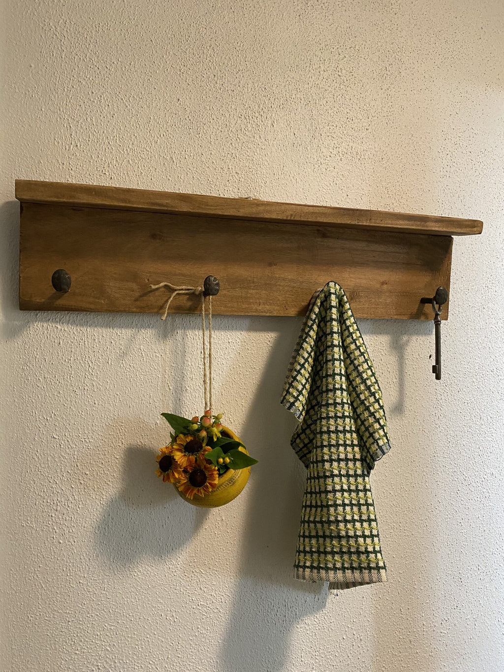Knagerække med 4 kroge og hylde