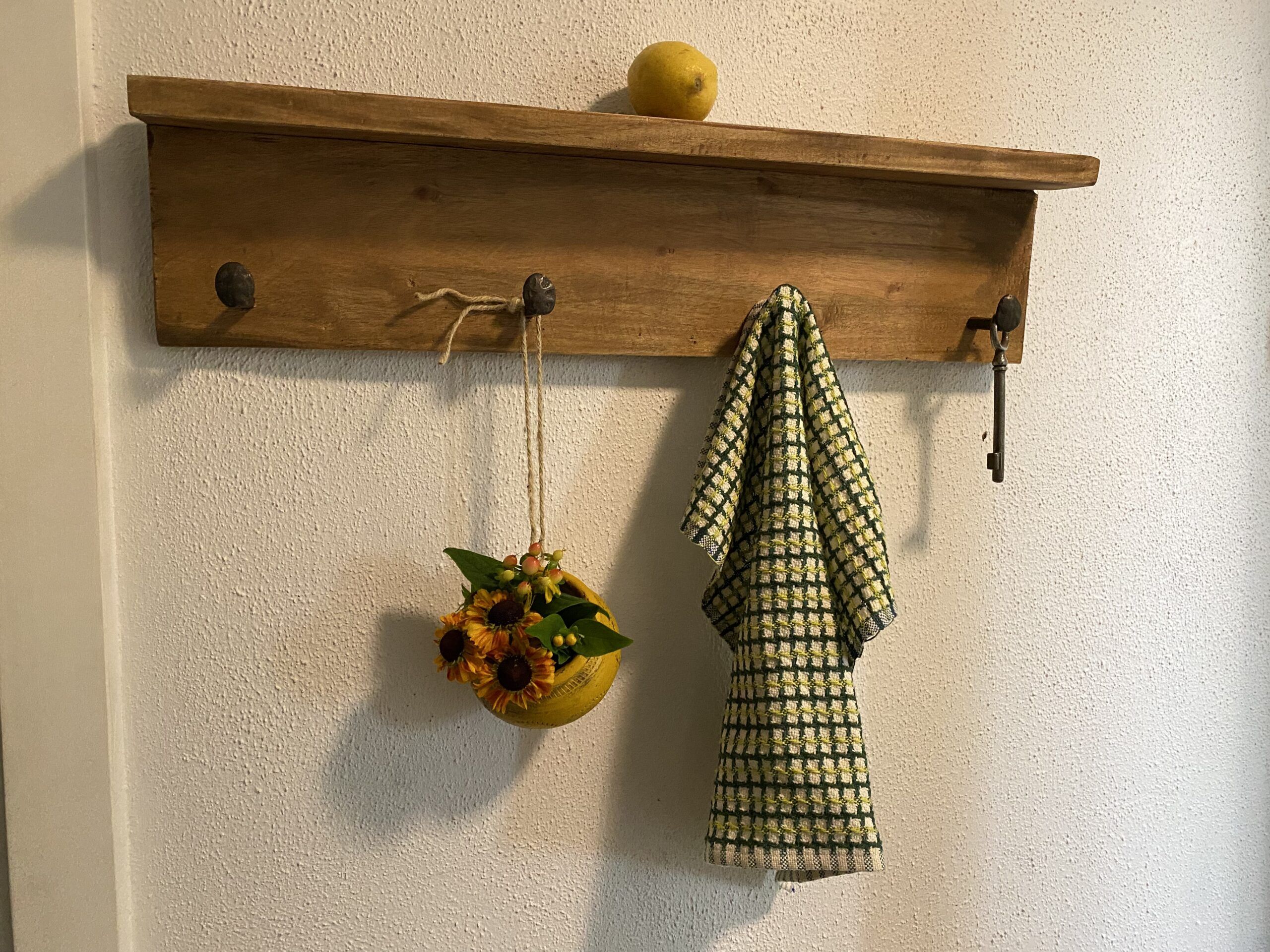 Knagerække med 4 kroge og hylde