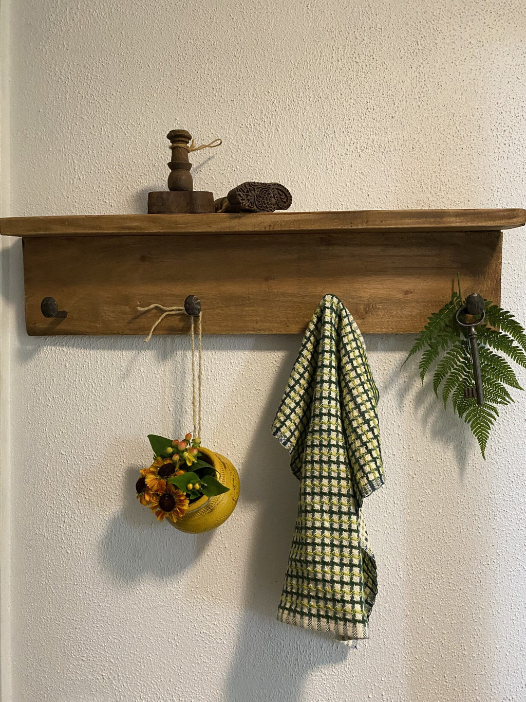 Knagerække med 4 kroge og hylde