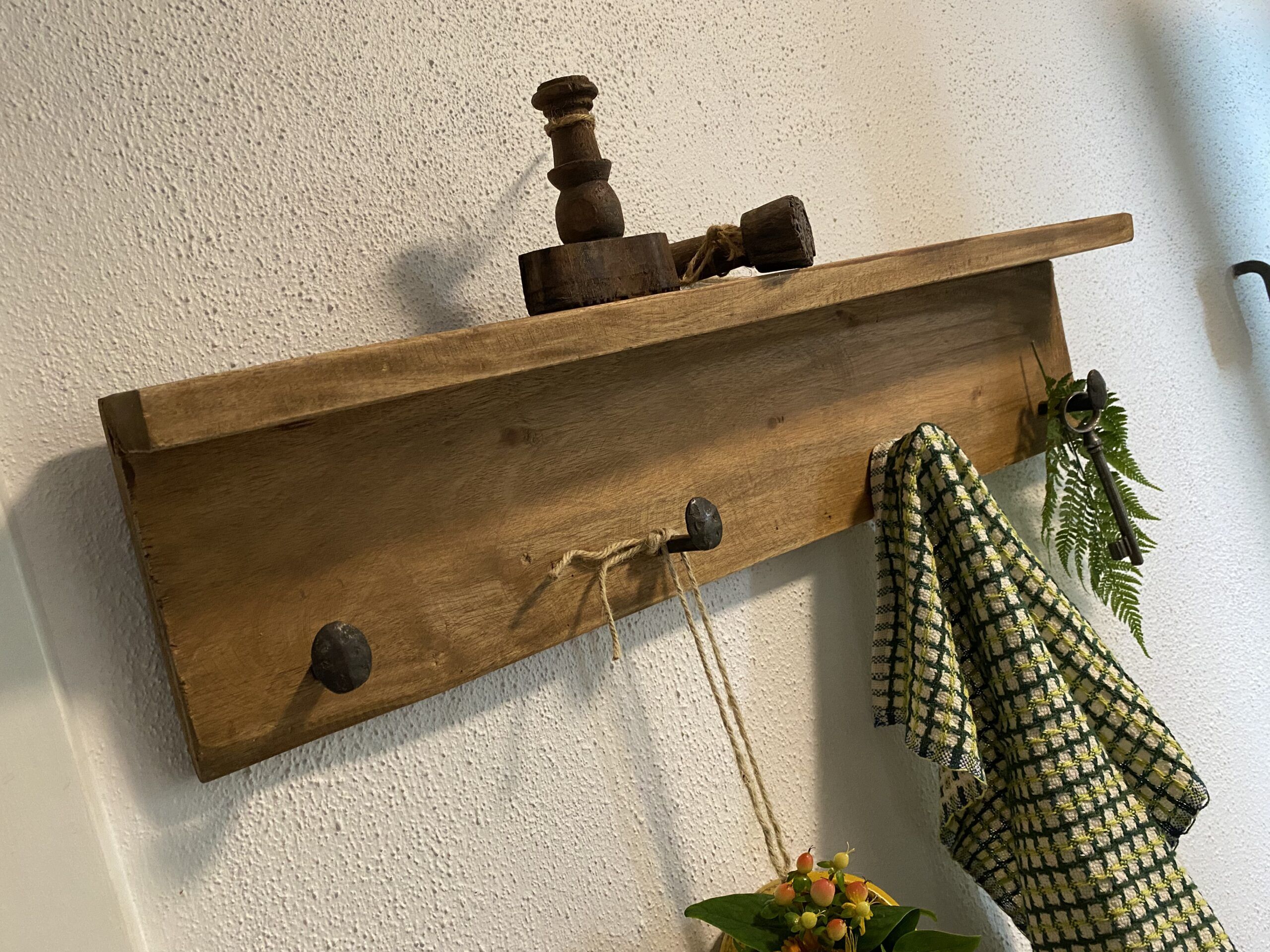 Knagerække med 4 kroge og hylde