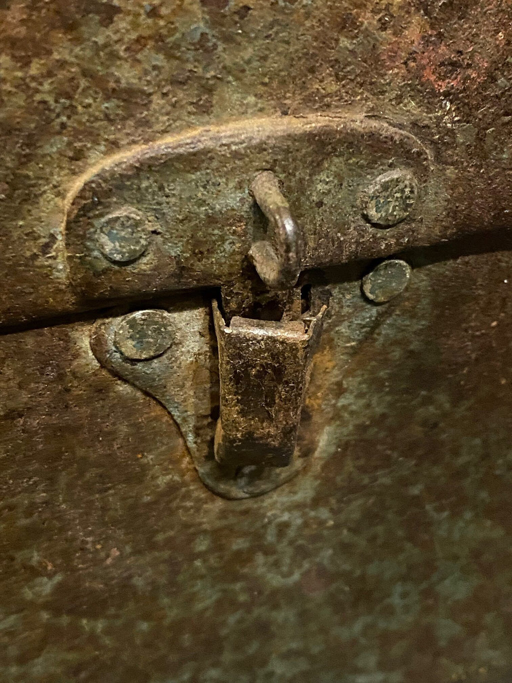 Gammel metal kuffert