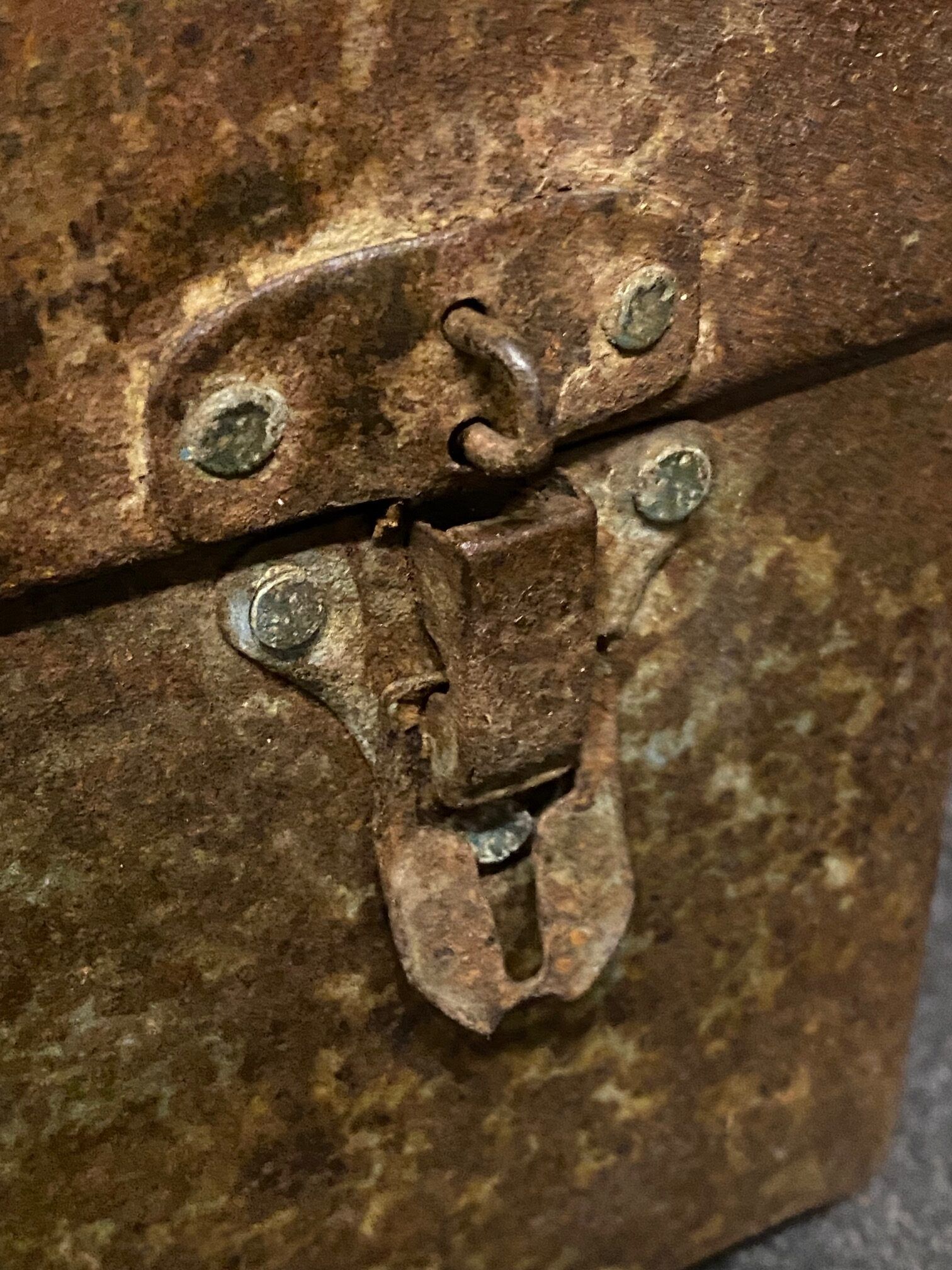 Gammel metal kuffert