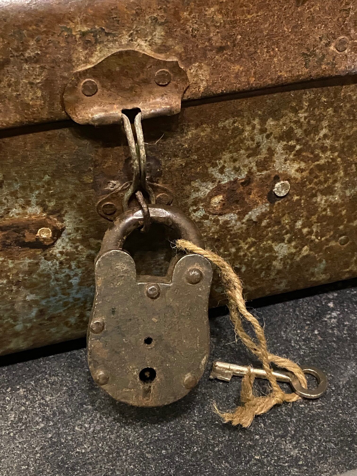 Gammel metal kuffert