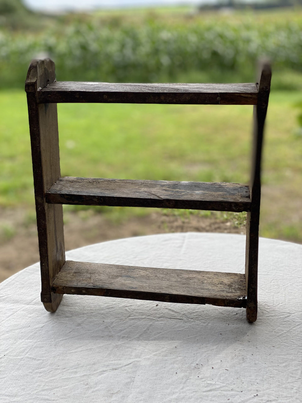 Hylde lavet af gamle murstensforme