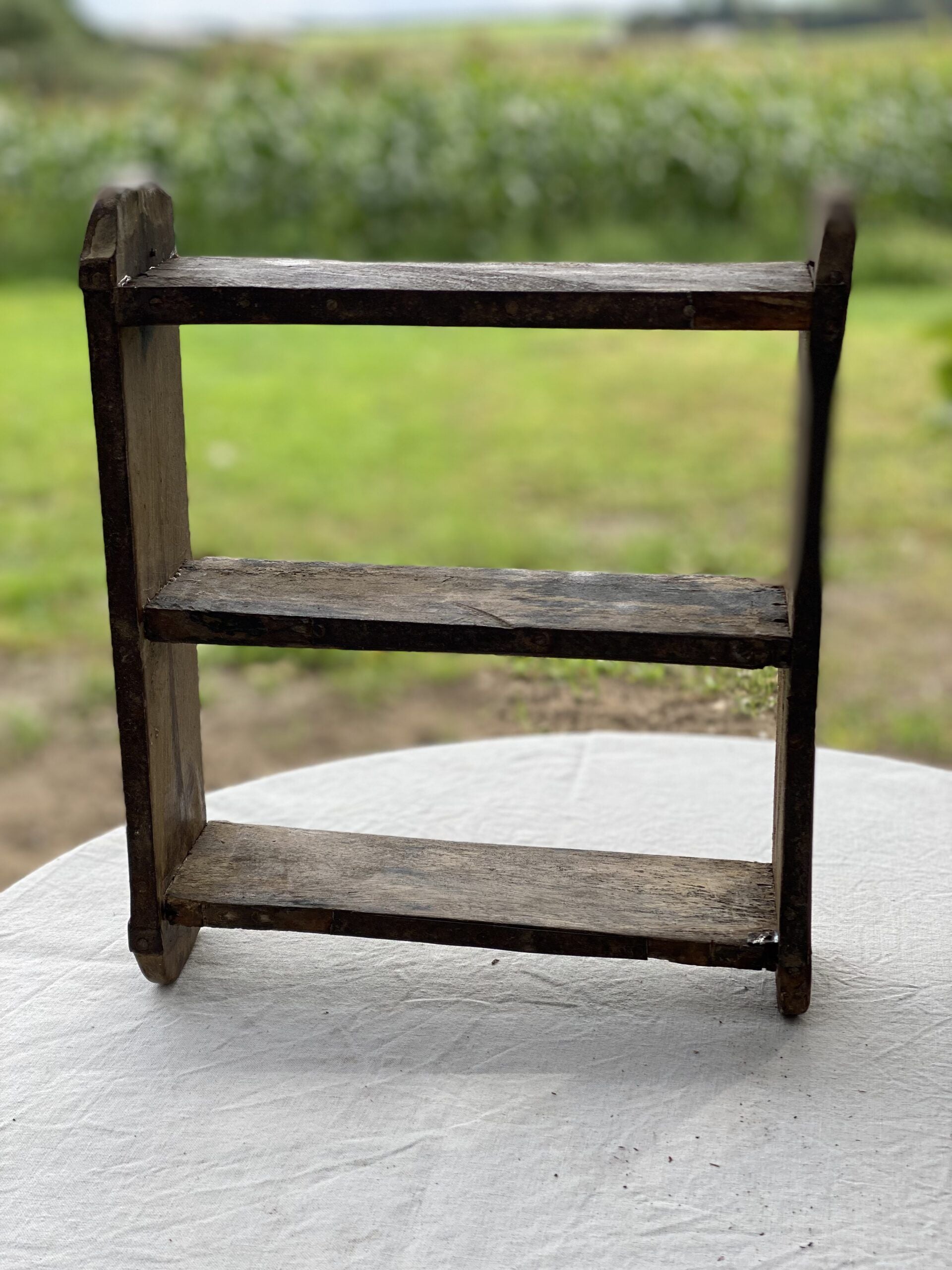 Hylde lavet af gamle murstensforme