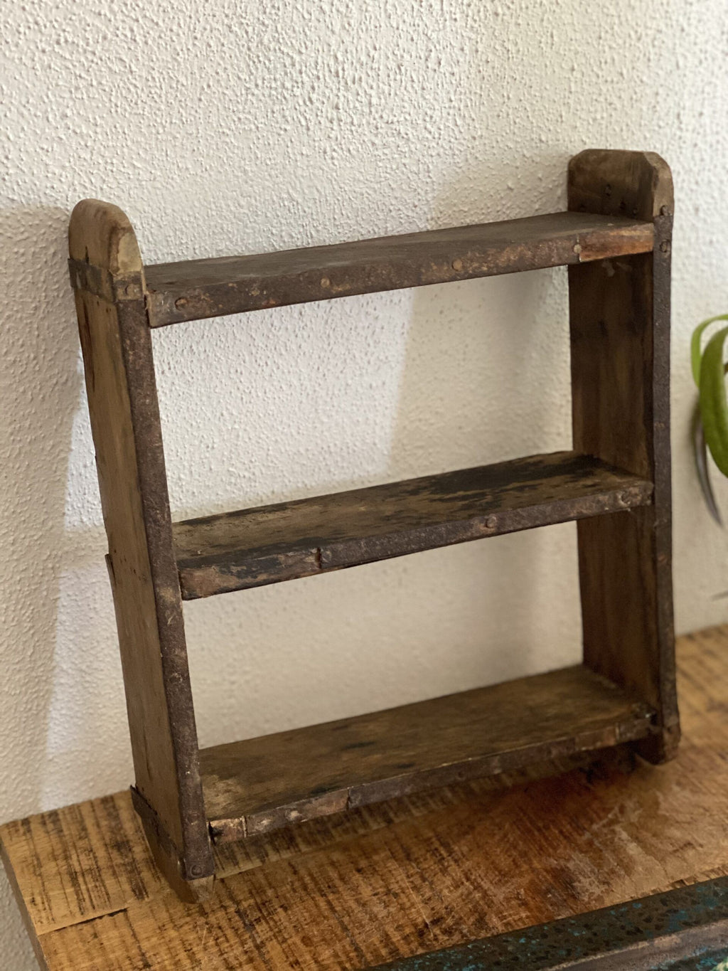 Hylde lavet af gamle murstensforme