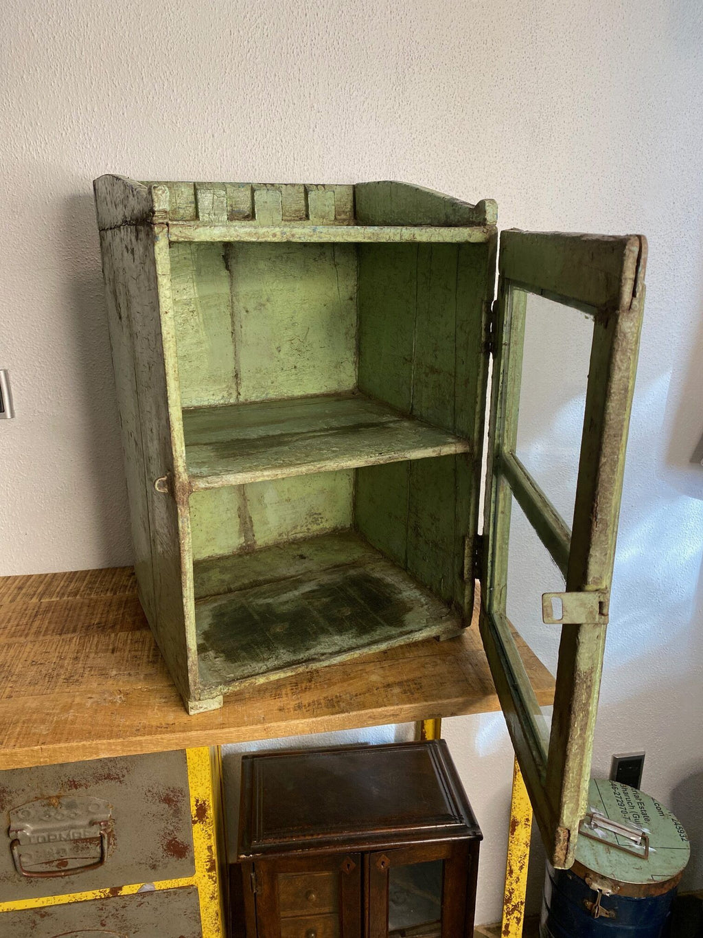 Skab med glaslåge  ( kan ikke sendes )