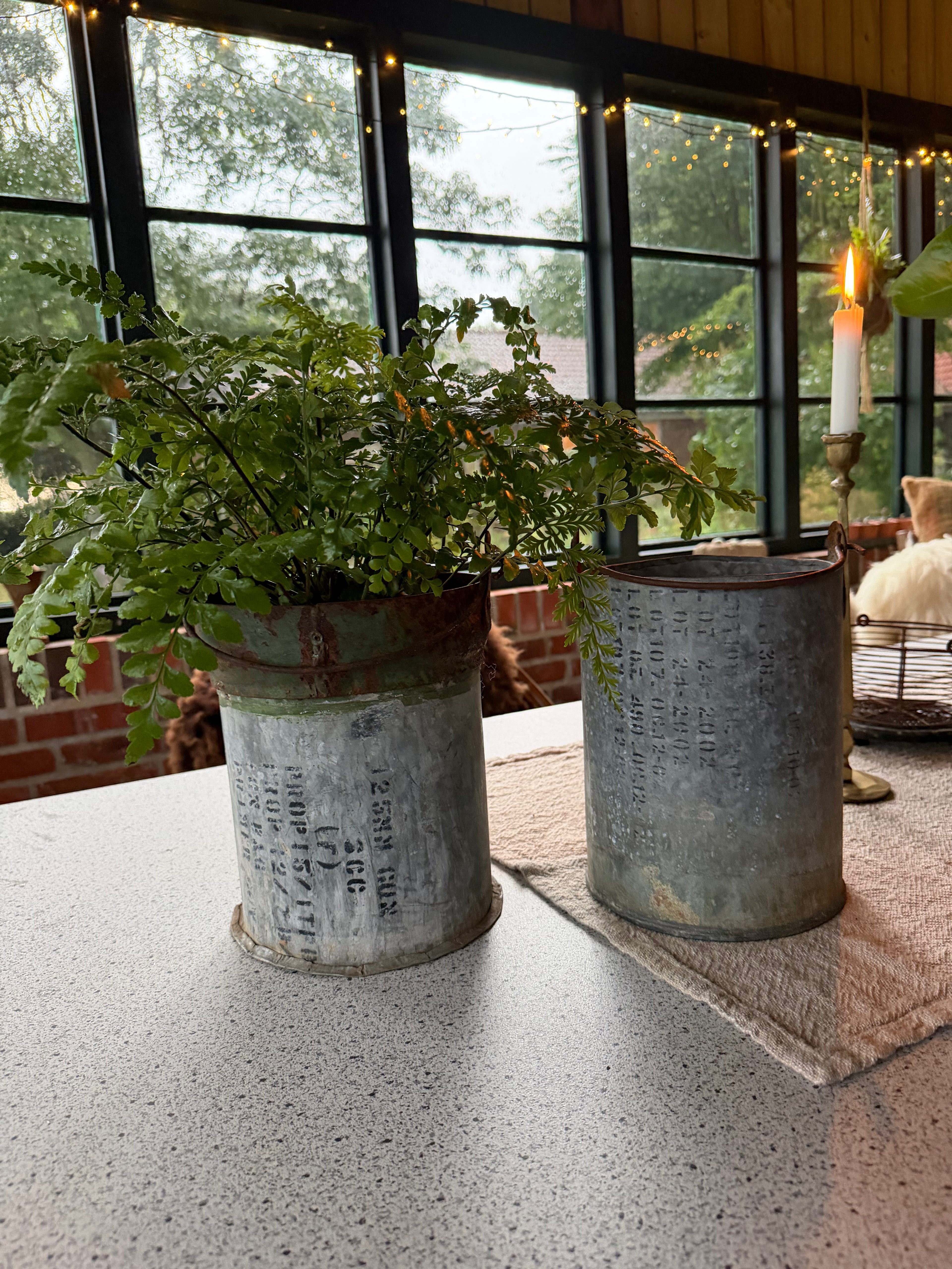 Gammel spand med patina og hank