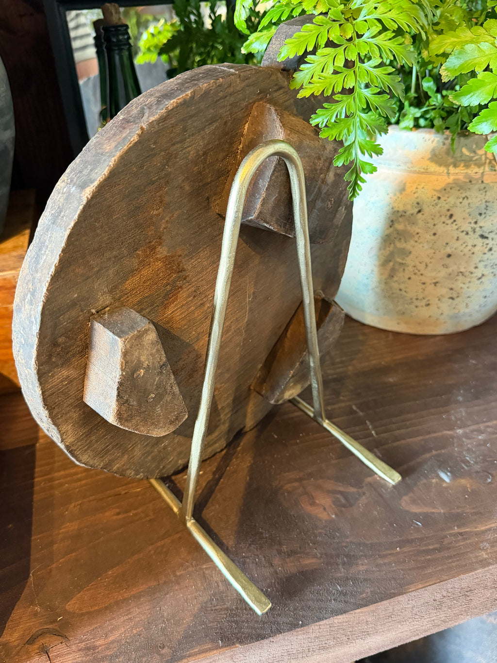 Bog- eller tallerkenholder i jern – antik guld