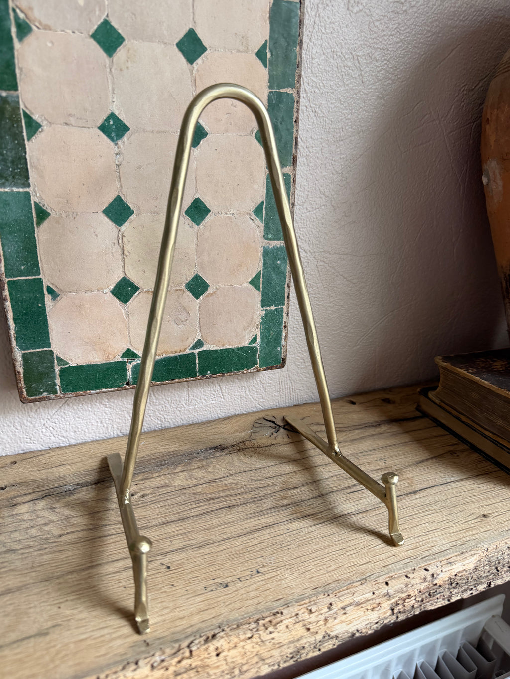 Bog- eller tallerkenholder i jern – antik guld