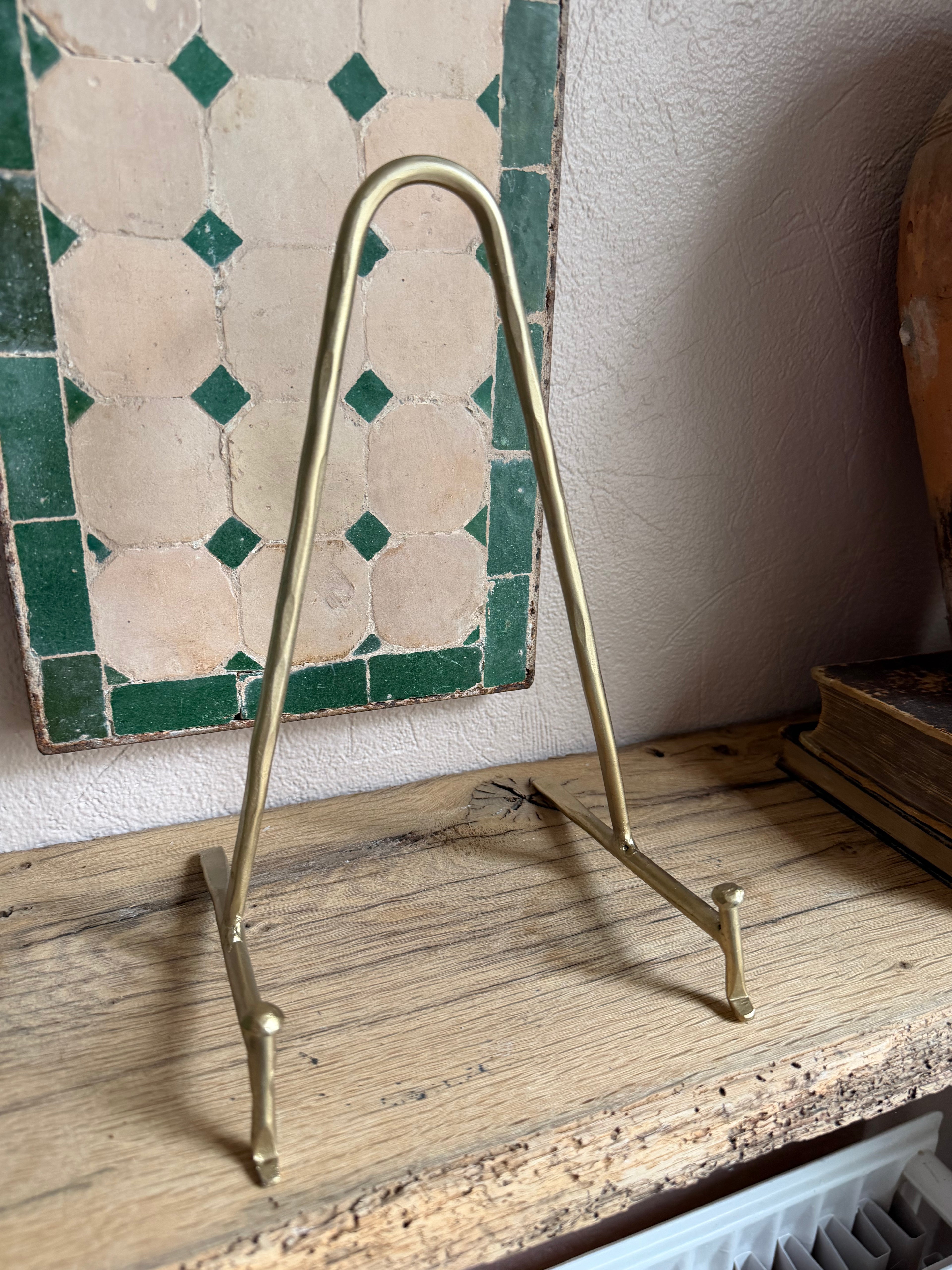 Bog- eller tallerkenholder i jern – antik guld