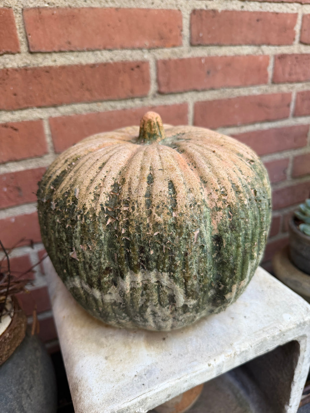 Dekorativt græskar i ler med patina – 20 x 15 cm