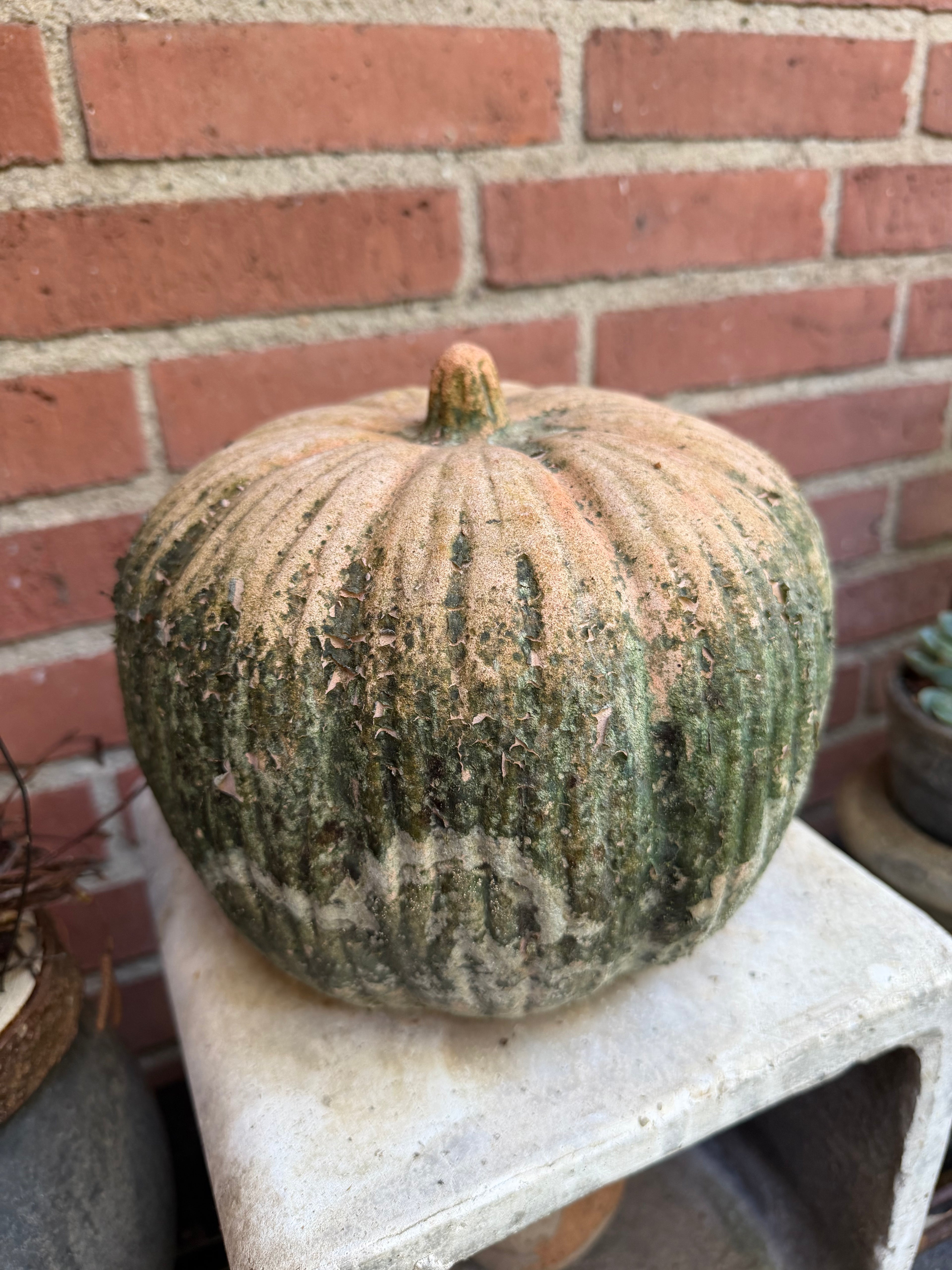 Dekorativt græskar i ler med patina – 20 x 15 cm