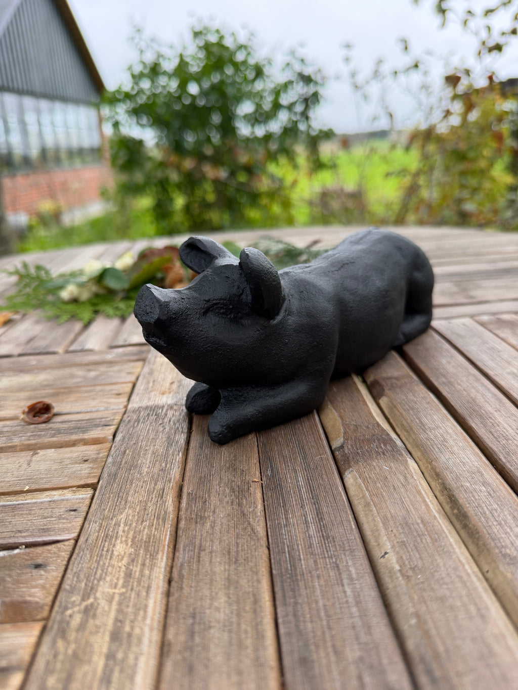 Liggende gris i støbejern – sort