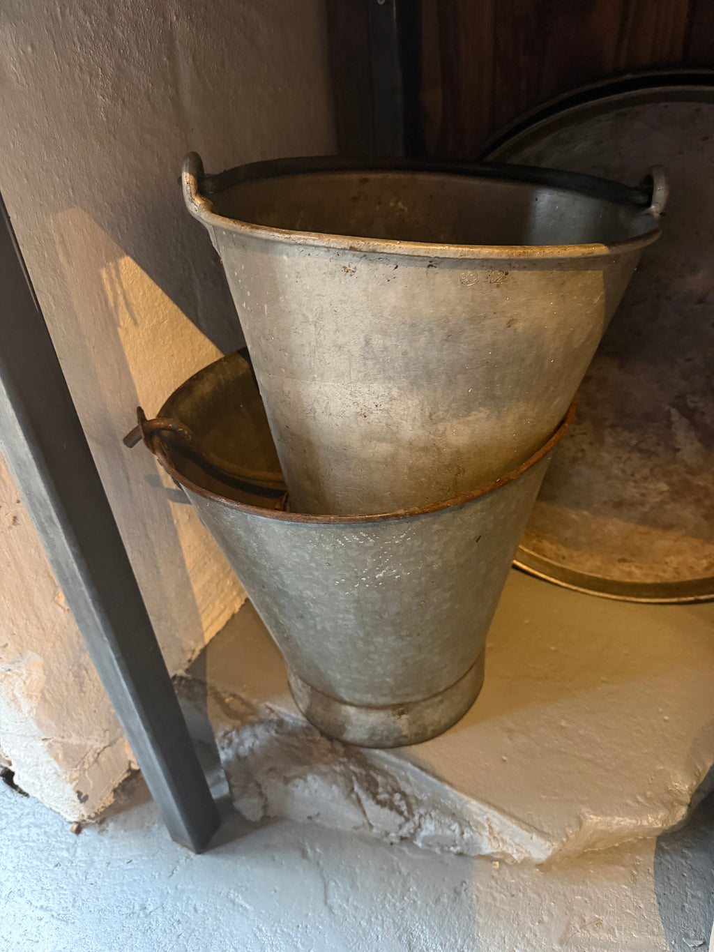 Gammel zinkspand med hank – unik