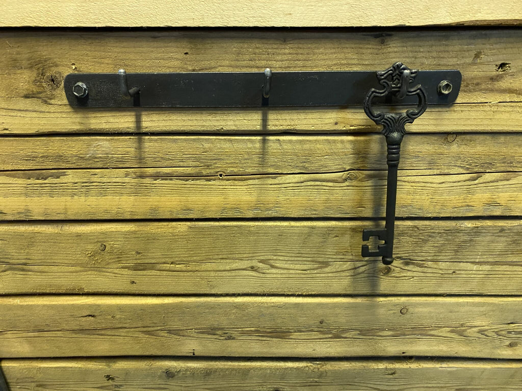 Knagerække i råt design