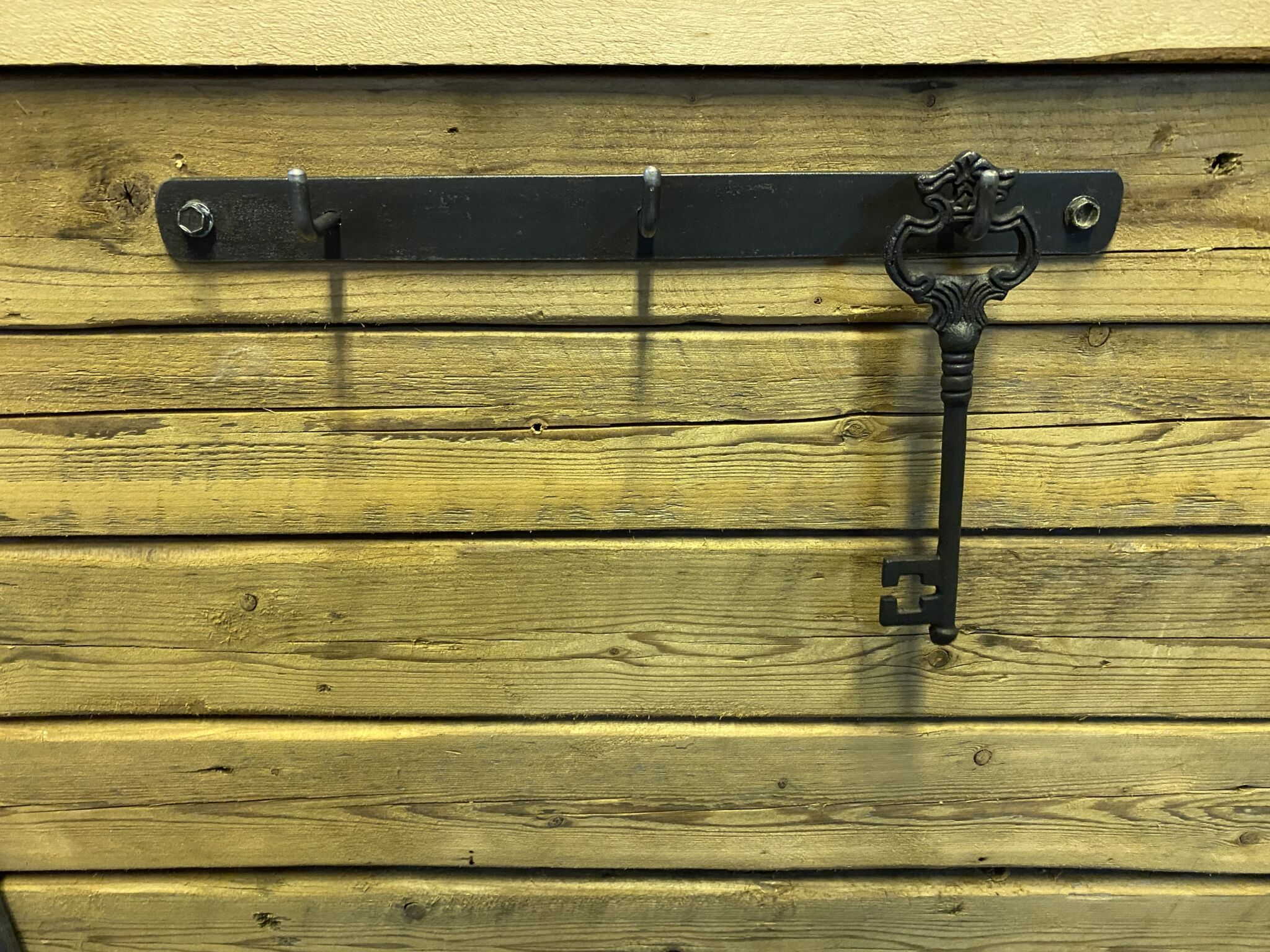 Knagerække i råt design