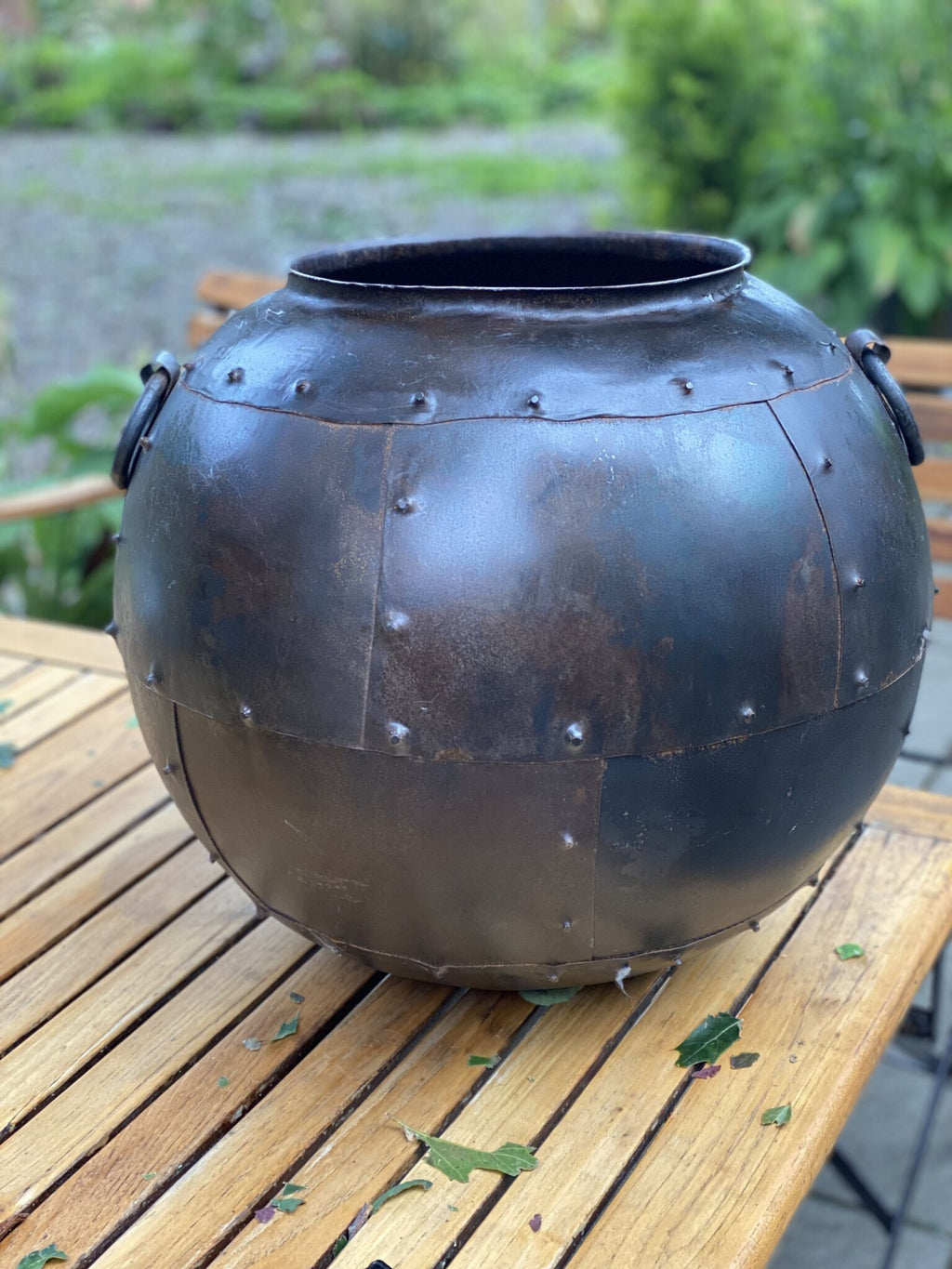 Stor rustik jernkrukke – ca. Ø60 cm