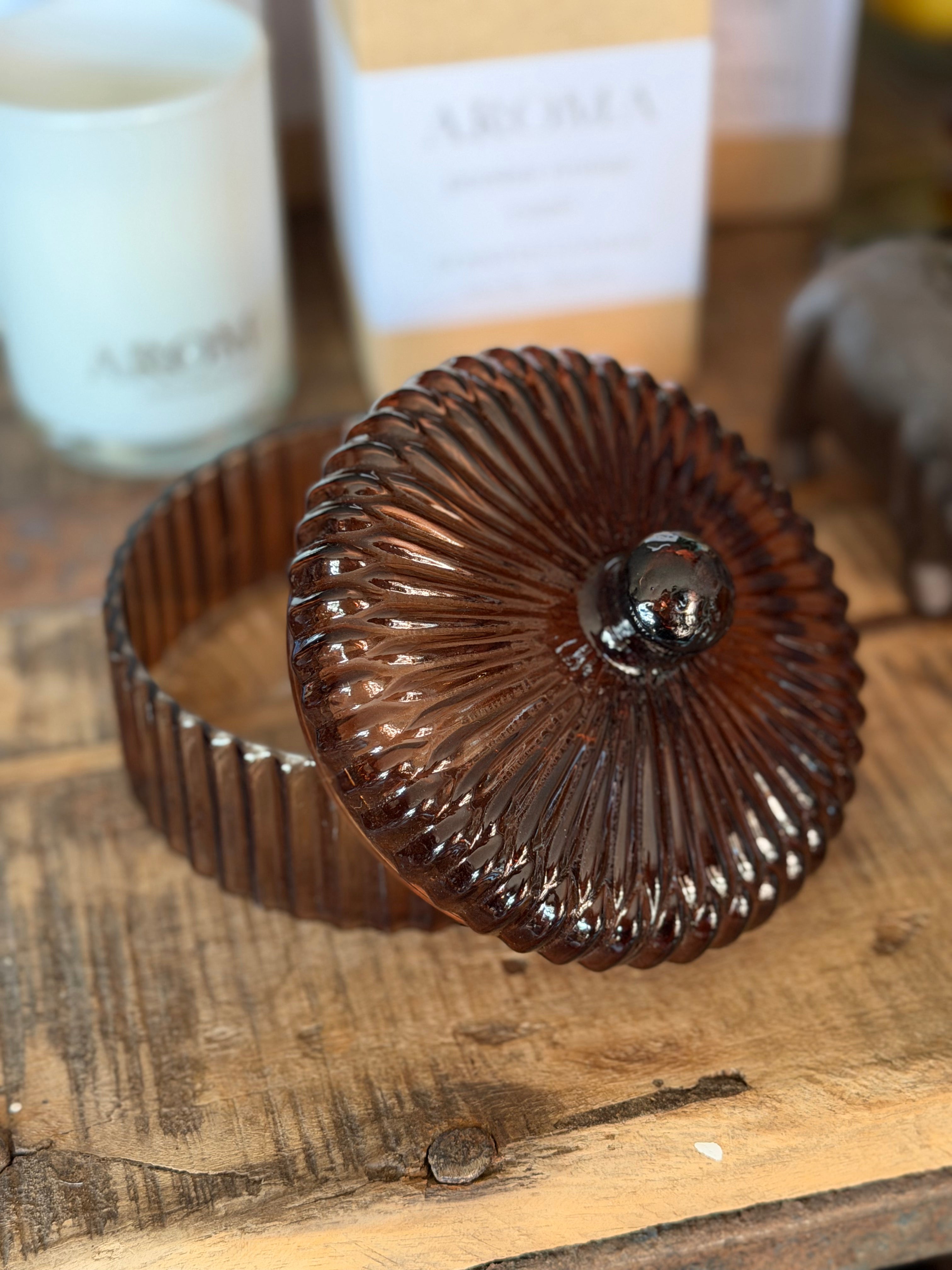 Bonbonniere i brunt, rillet glas med låg – Ø 13 cm