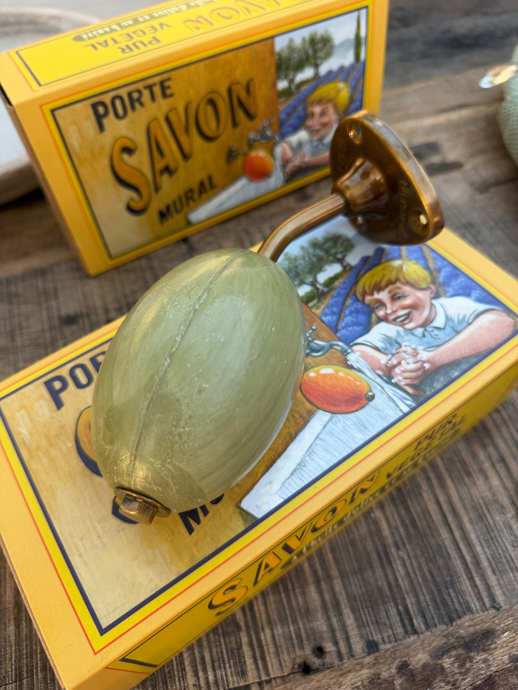 Vægmonteret olivensæbe med messingholder – 260 g