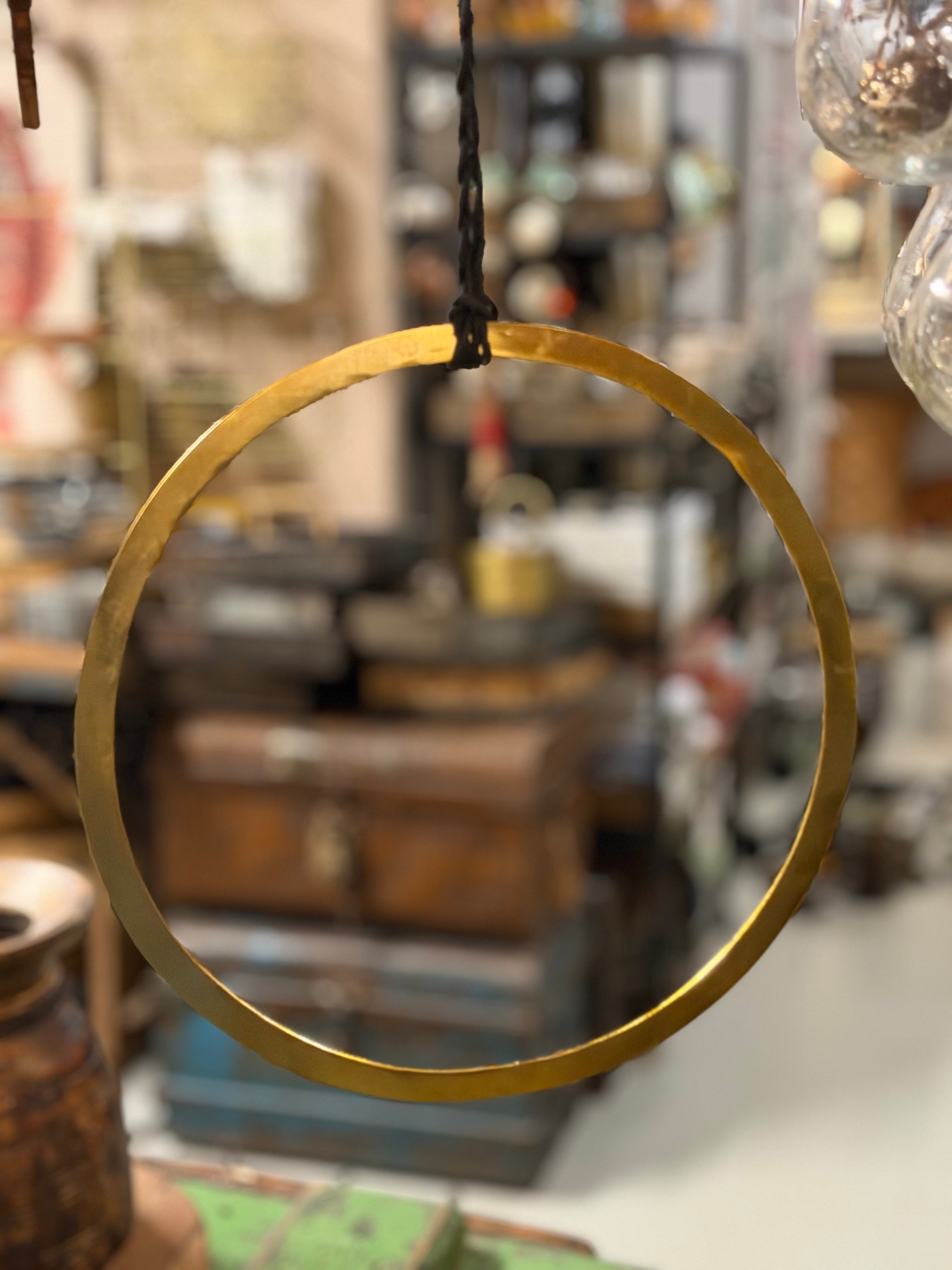 Dekorationsring i antik messing – Ø 28 cm
