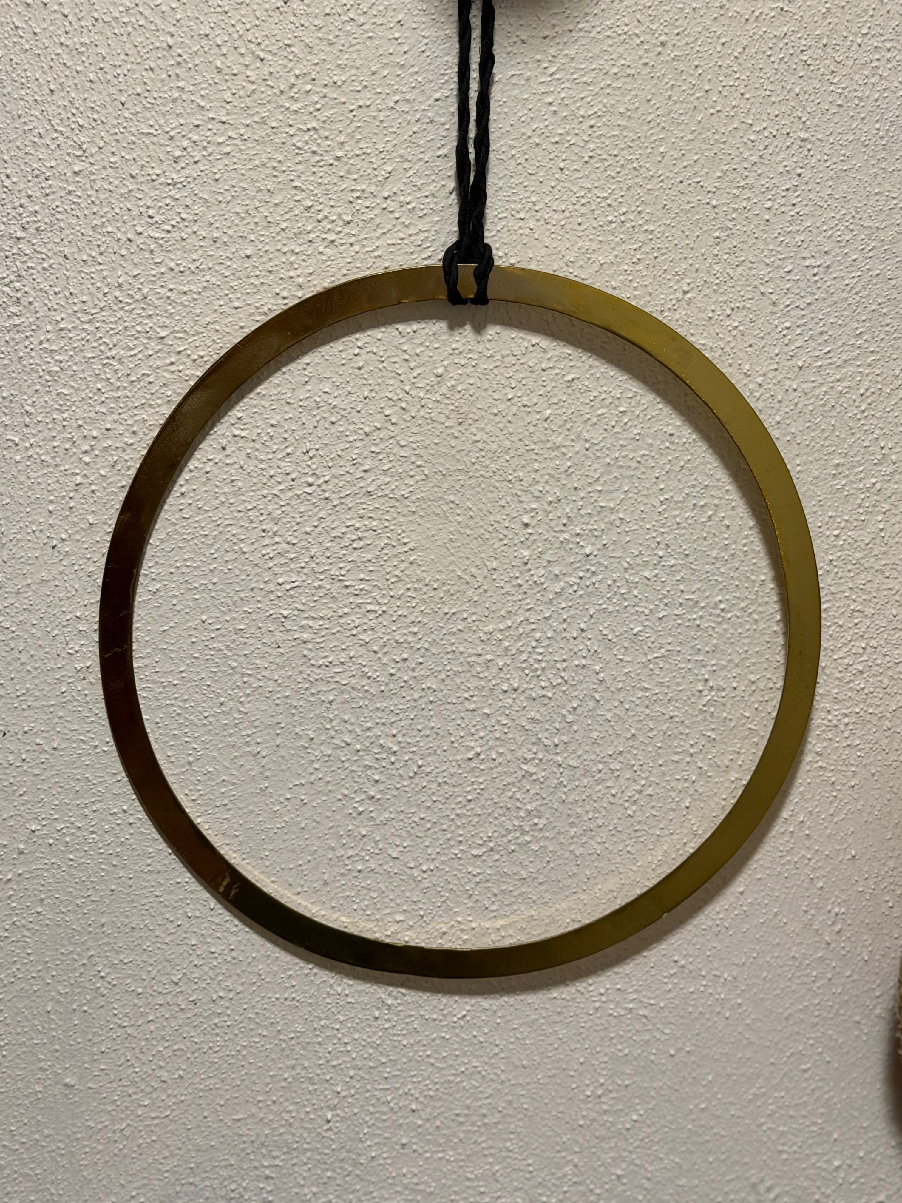 Dekorationsring i antik messing – Ø 28 cm