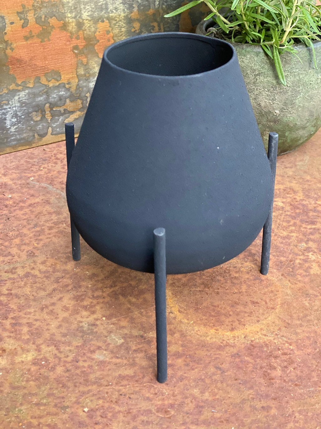 Metalvase med stativ