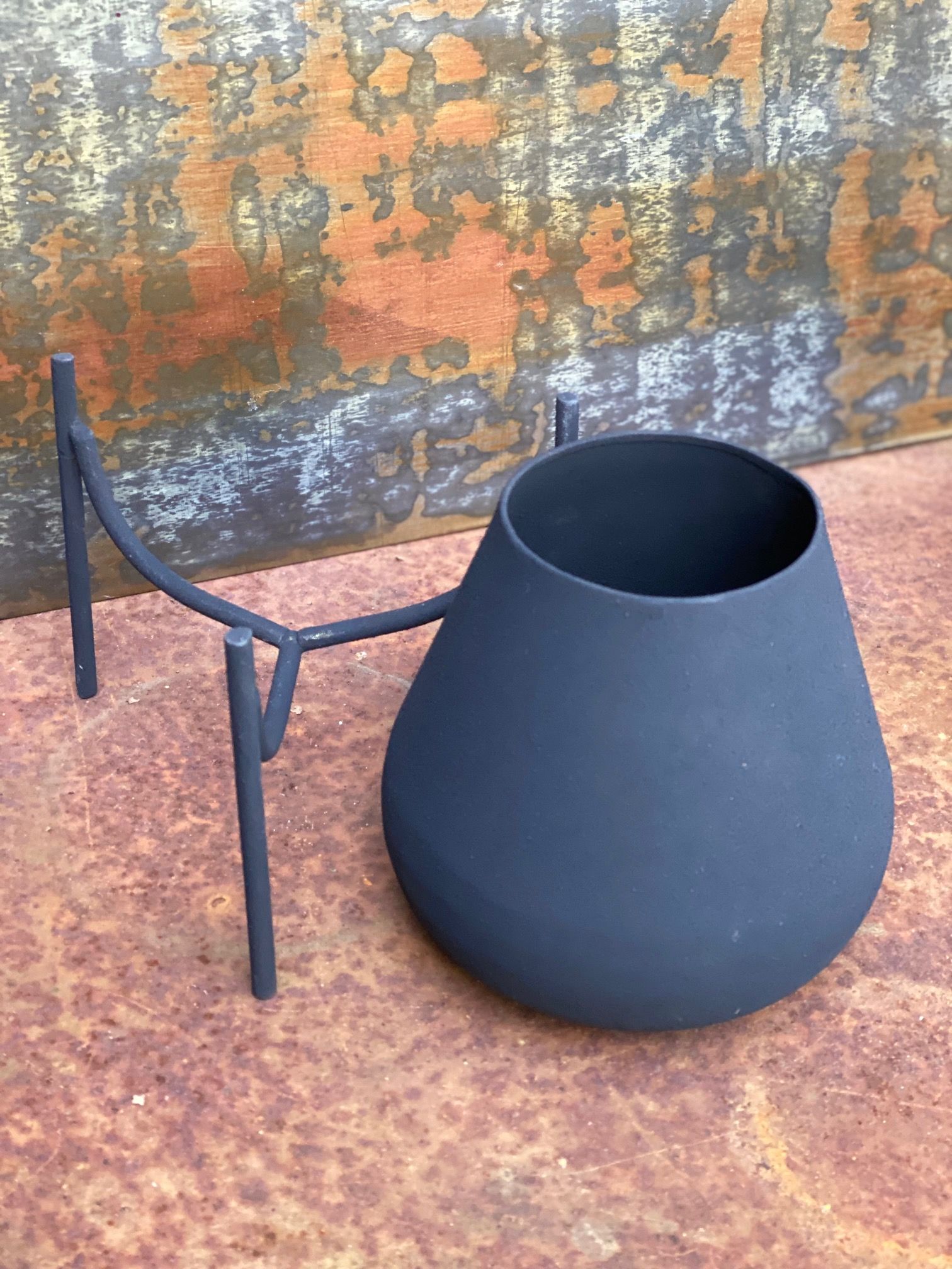 Metalvase med stativ