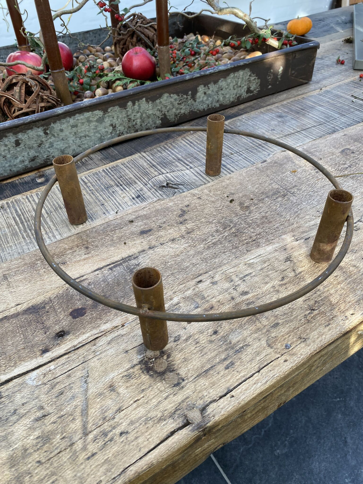 Rund lysestage i rustjern – til 4 lys