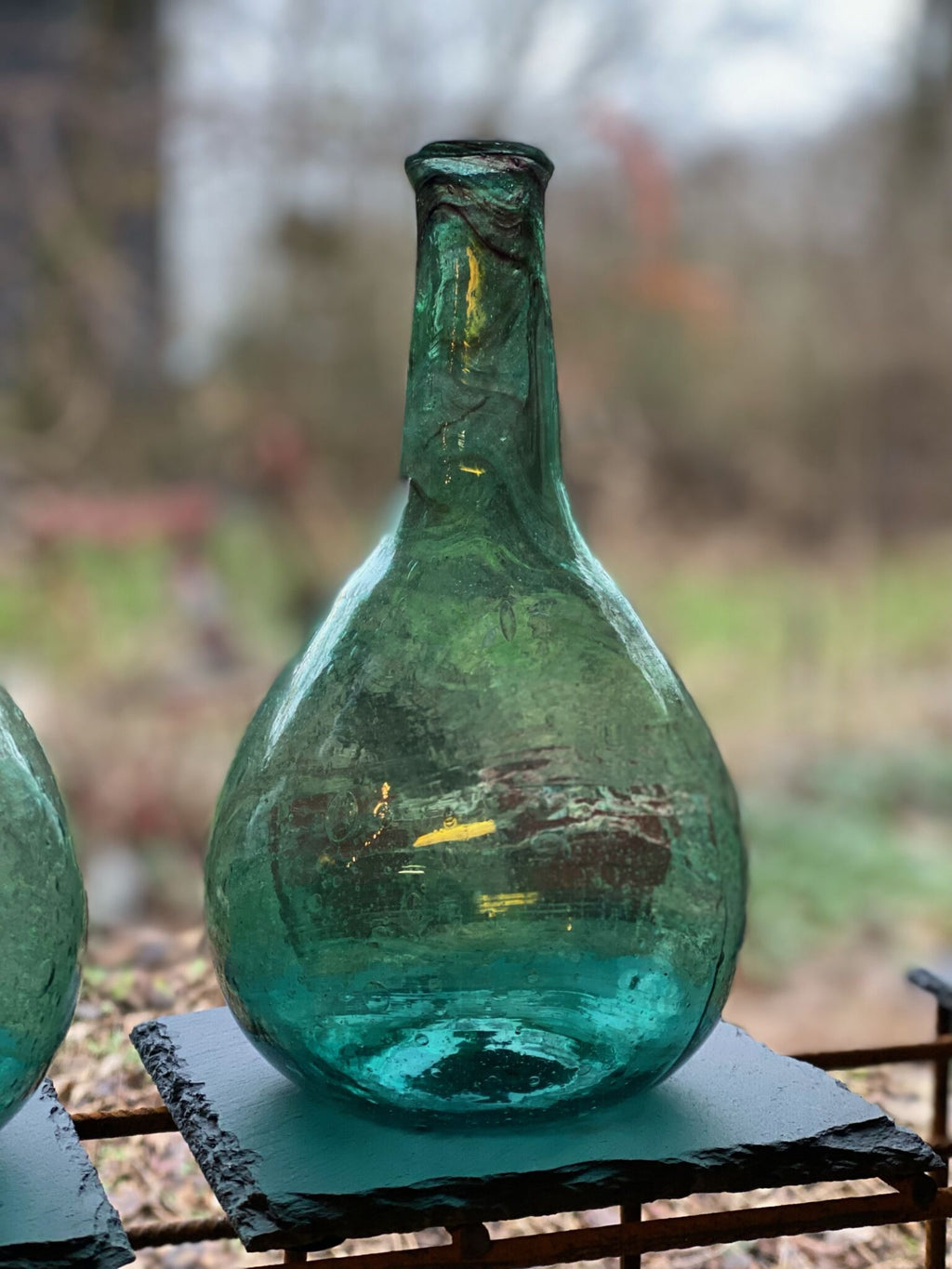 Grønne glasflasker lavet af genbrugsglas