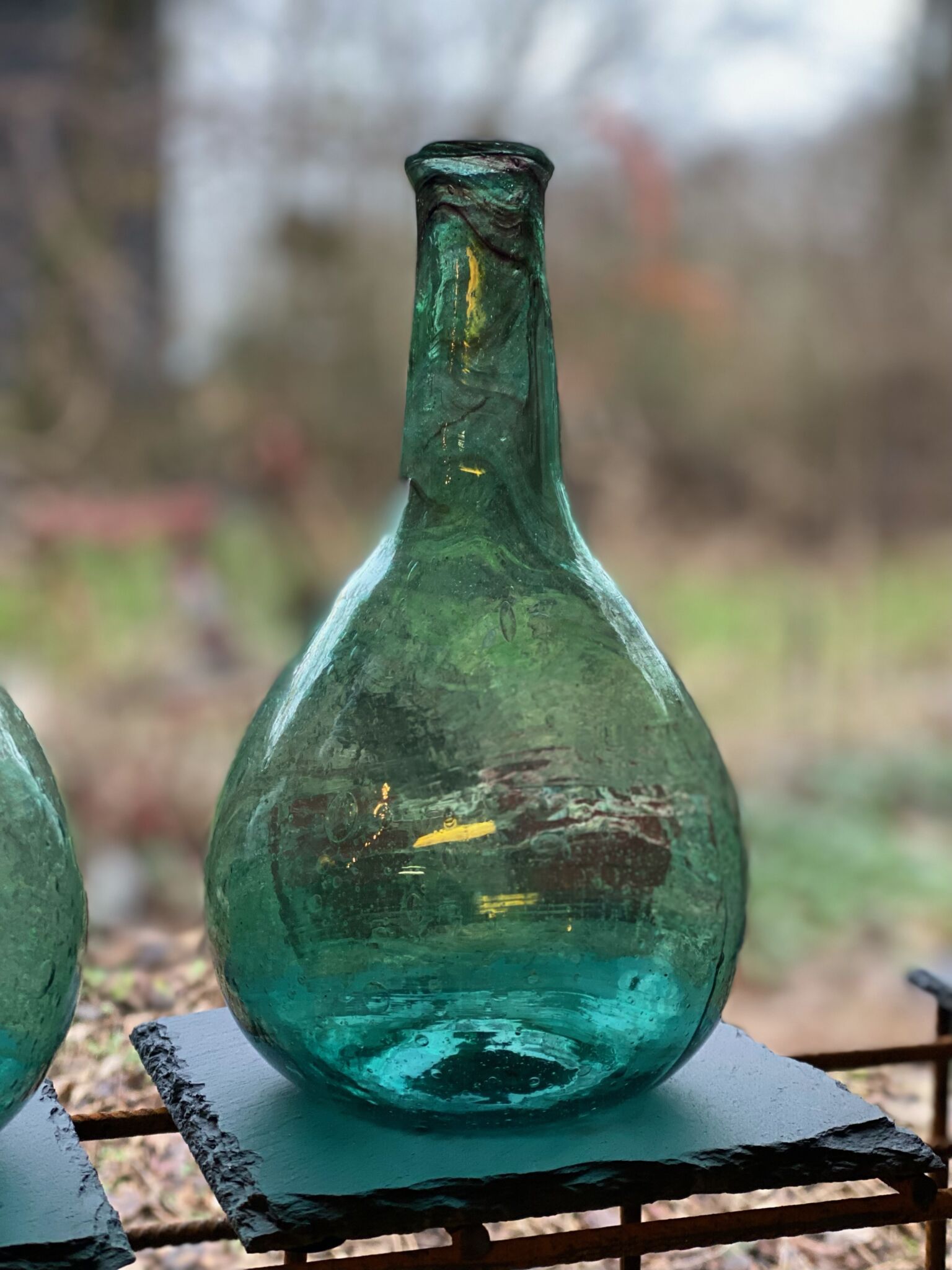 Grønne glasflasker lavet af genbrugsglas