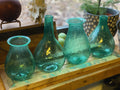 Grønne glasflasker lavet af genbrugsglas